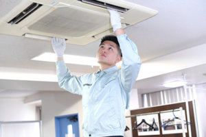 業務用エアコンの修理費用。修理と買い替えを見極めるポイントも解説