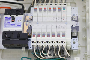 ブレーカー(分電盤)の交換の目安はいつ?交換のタイミングや費用について徹底解説
