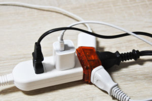 オフィス環境を守る!たこ足配線のリスク管理