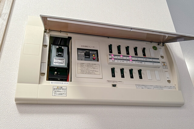 ブレーカーとは？分電盤との違いや役割を解説