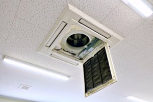 業務用エアコンの掃除は自分でできる?頻度やメリット、業者依頼のすすめ