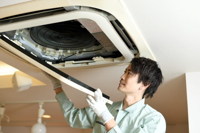 自分ではできない業務用エアコンの徹底的な掃除は、業者に依頼しよう