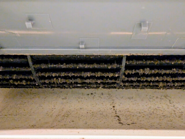 業務用エアコンの臭いを解消したい!原因や解消法、業者依頼のすすめ