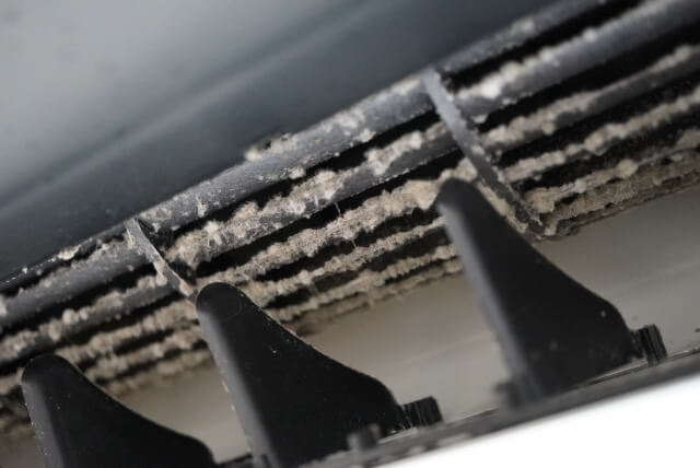 業務用エアコンの臭いの原因は?