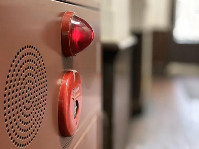 是正の際は、消防用設備・電気設備の改修ができる業者に相談を