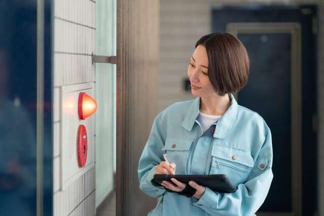 火災報知器の誤作動対策には、定期的なメンテナンスが重要