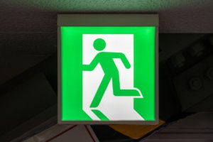【もう迷わない】誘導灯の種類を紹介!設置・点検・交換の基礎知識も解説