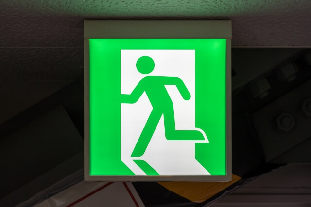 【もう迷わない】誘導灯の種類を紹介！設置・点検・交換の基礎知識も解説