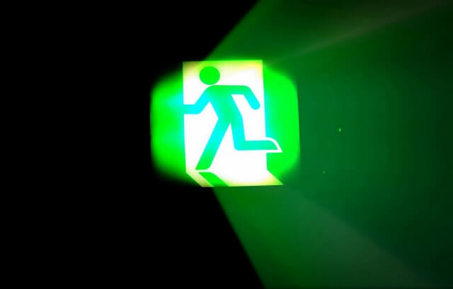 誘導灯の設置・点検は、法律で義務付けられている