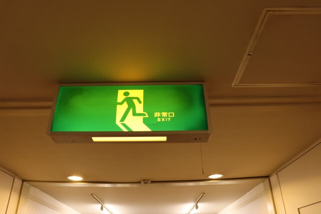 誘導灯には寿命がある！交換時期の目安と交換方法