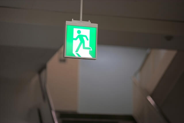 誘導灯は設置場所・大きさ別に種類がある！適切に設置しよう